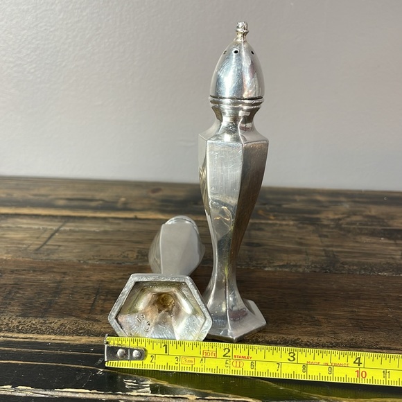 Vintage silver salt and pepper shakers - Picture 6 of 11